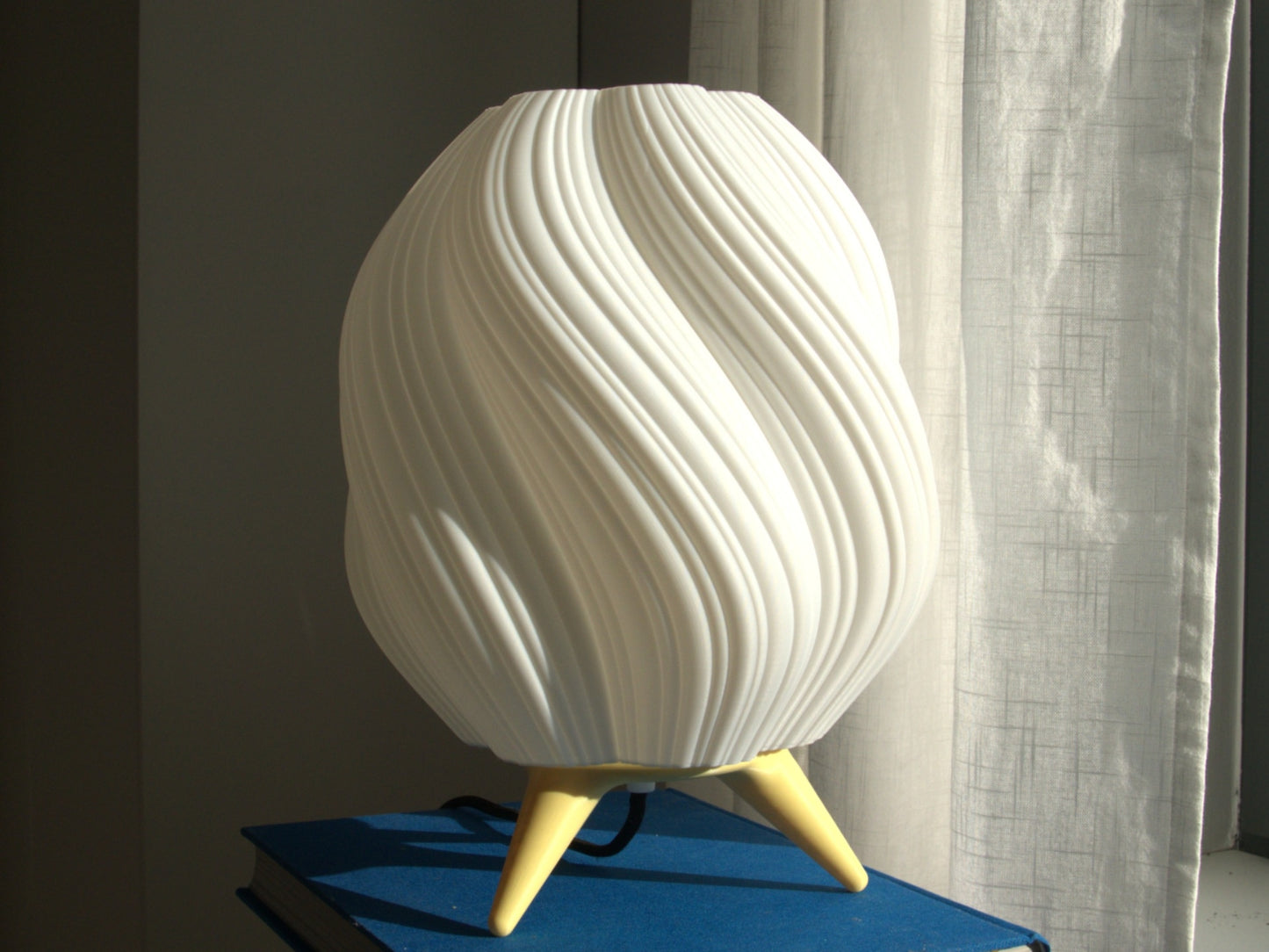 Sworly Lamp – 3D Printed Artistic Table Light | FannCraft3D